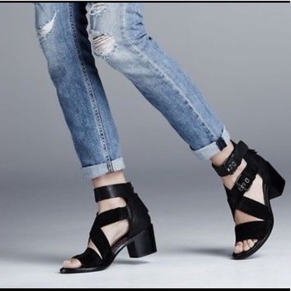 Heeled black sandals